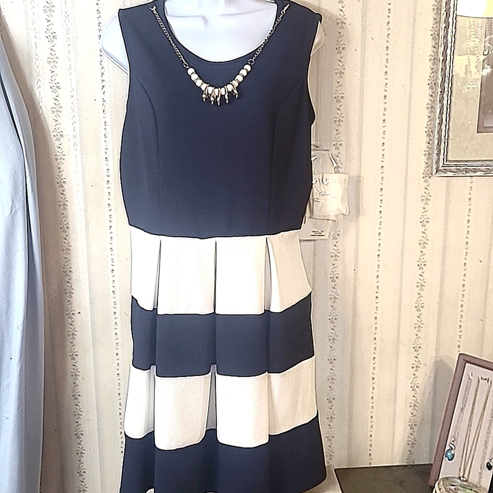 ☆ NWT☆ Womens Plus Size Fashion Navy Blue and White